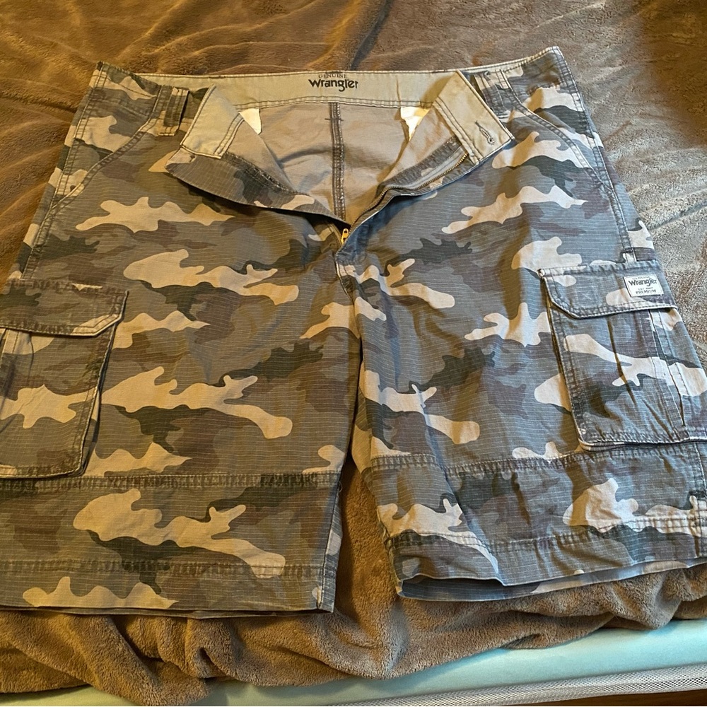 Mens camo wrangler shorts